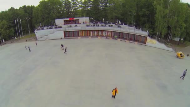 As pessoas andam de patins por quadrado — Vídeo de Stock
