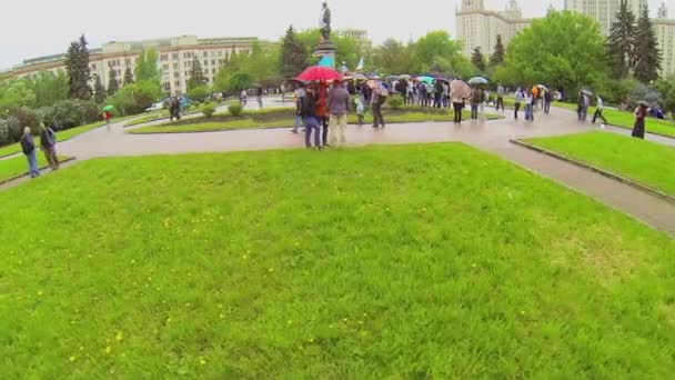 Mensen in de buurt van monument voor Lomonosov — Stockvideo