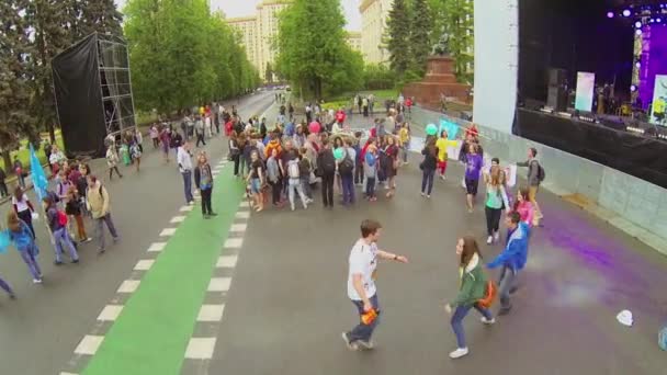 Estudiantes bailan con estandarte — Vídeos de Stock