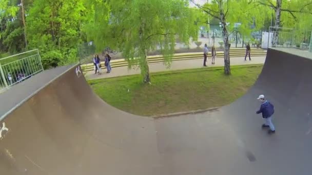 Patins de menino em patins — Vídeo de Stock