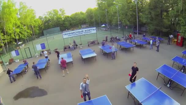 Folk spelar bordtennis — Stockvideo