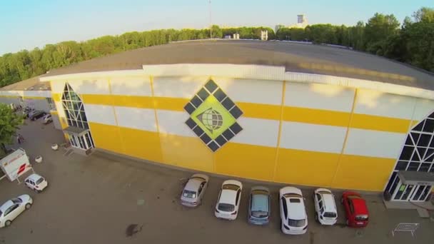Cars parked near exhibition complex Sokolniki — Stock Video