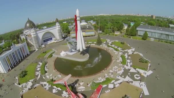 Памятник ракете у фонтана — стоковое видео