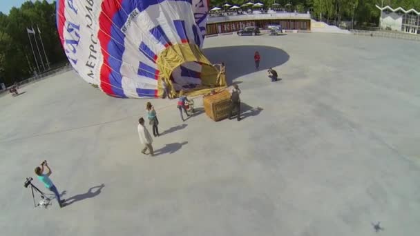 As pessoas observam a inflação do balão de ar — Vídeo de Stock