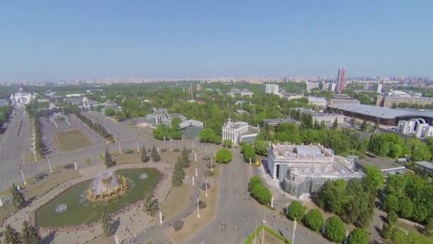 Міський пейзаж з фонтаном Дружби народів — стокове відео
