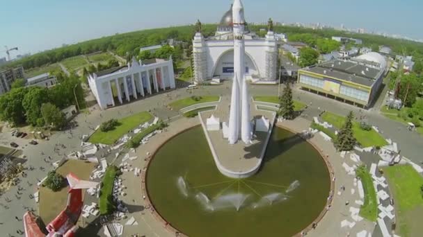 Plaza con fuente y monumento — Vídeo de stock