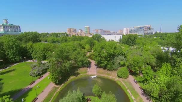 Paysage urbain avec étang dans le parc Ekaterinensky — Video