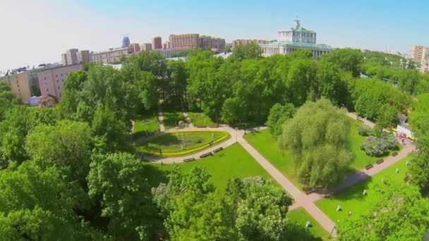 Rosarium en el parque Catherine — Vídeo de stock