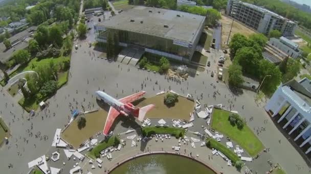 Plaza con monumento de aviones y cohetes — Vídeos de Stock