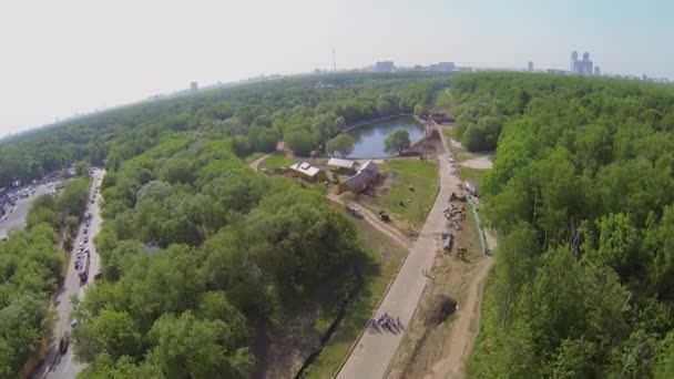 Maisons en bois sur le rivage de l'étang — Video