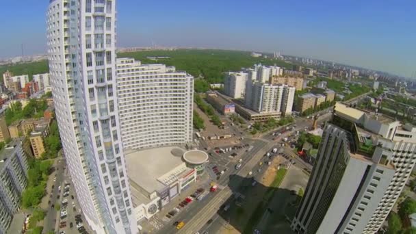Paisaje urbano con tráfico cerca del complejo habitacional — Vídeos de Stock