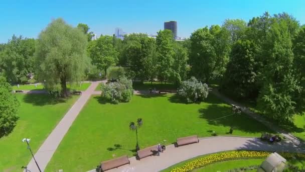 人々 は Ekaterinensky 公園に歩く — ストック動画