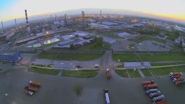 停泊在炼油厂附近的油卡车 — 图库视频影像