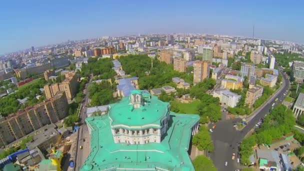 Panoramę miasta z wykonania orkiestry wojskowe — Wideo stockowe
