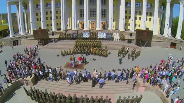 Plaza con coro militar — Vídeos de Stock