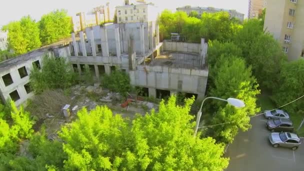 Bouw in de buurt van residentiële huizen vertraagd — Stockvideo