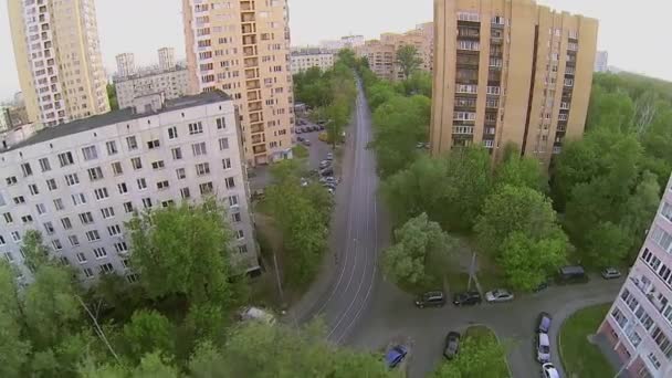 Met tramlijn de urbane sector — Stockvideo