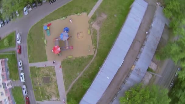 Colorido parque infantil en el patio — Vídeos de Stock