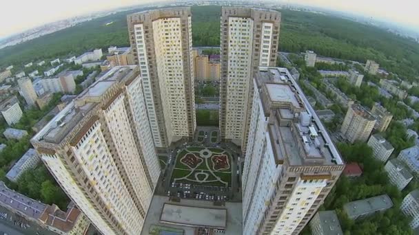 Stadsbild med stor bostad komplexa — Stockvideo