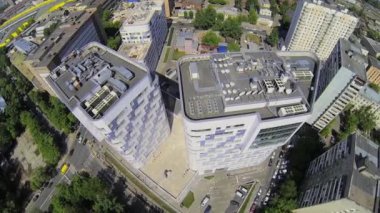 İş kompleksine yakın sokak trafiği