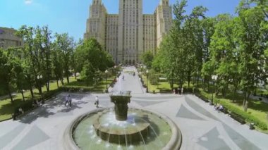 Vatandaşlar meydanda yürüyor