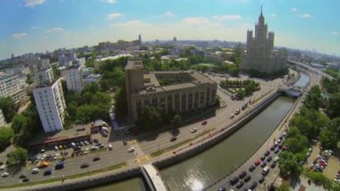 Cityscape bahar trafik ile 