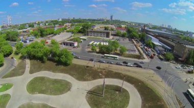 Cityscape trafik toplu taşıma istasyonu ile 