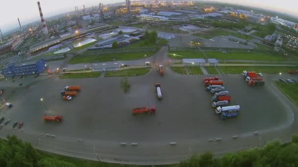 Parcheggio con diversi camion petroliferi — Video Stock