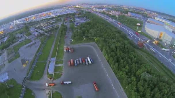 Cityscape Moskova çevre yolu üzerinde trafik ile — Stok video