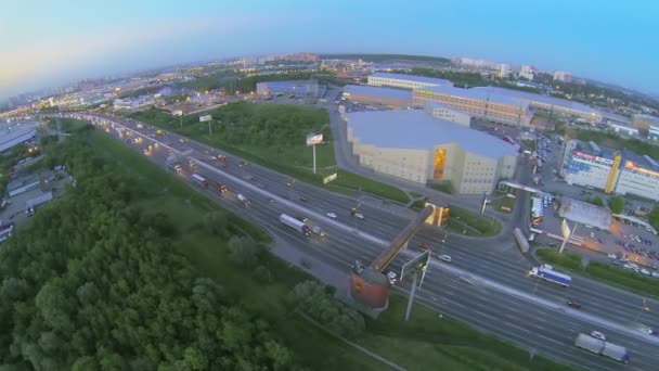 Tráfego de transporte na estrada circular de Moscou — Vídeo de Stock