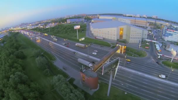 Autos und Lastwagen fahren über Moskauer Umgehungsstraße — Stockvideo