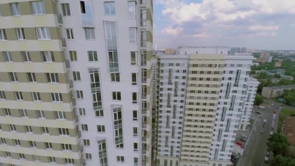 Complexo habitacional contra a paisagem urbana — Vídeo de Stock