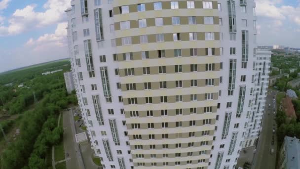 Woning complex tegen stadsgezicht — Stockvideo