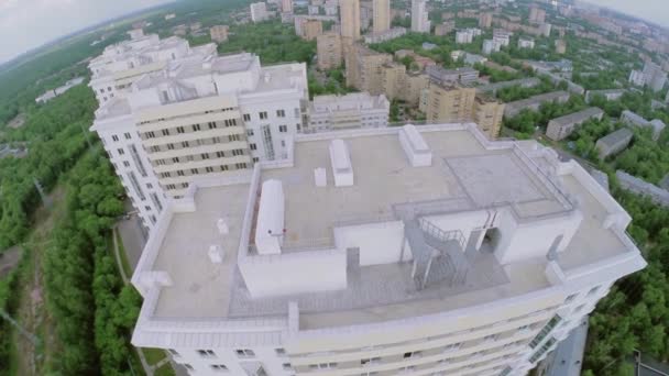 Complexo habitacional contra a paisagem urbana — Vídeo de Stock