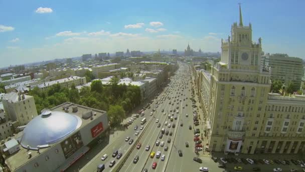 Megalopolis z ruchem w pobliżu gmach hotelu Beijing — Wideo stockowe