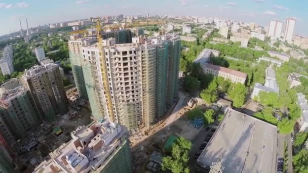 Міський пейзаж з будівельною ділянкою — стокове відео