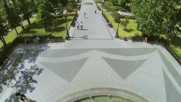 Fontaine ronde sur carré — Video