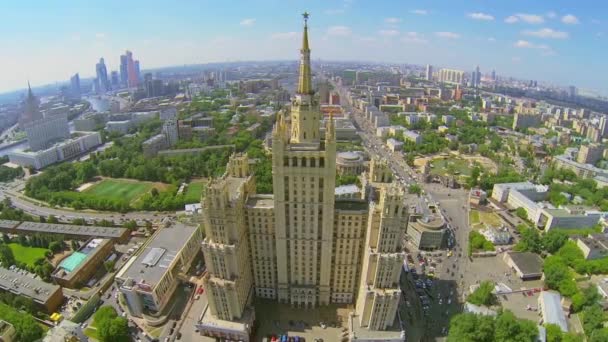 Stadspanorama met residentiële wolkenkrabber — Stockvideo