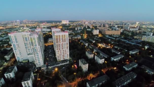 Stadsgezicht met verkeer in de buurt van complexe Bogorodsky woning — Stockvideo