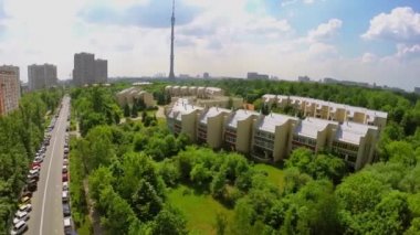 Astronotlar kasaba cityscape karşı