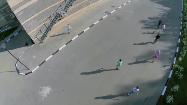 Les enfants jouent au ballon sur la route — Video