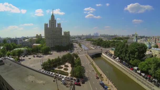 Paesaggio urbano con traffico automobilistico — Video Stock