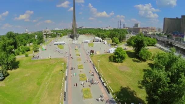 Stadtverkehr auf der Straße — Stockvideo