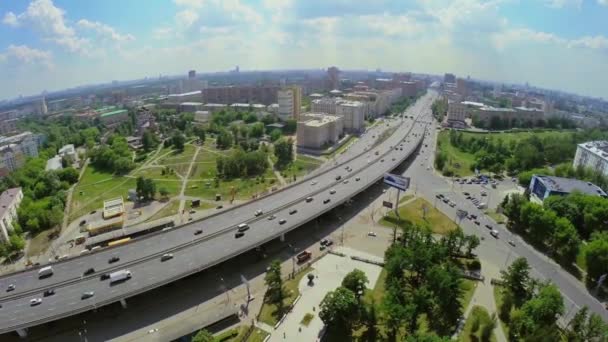Panoramę miasta z ruchu na autostradzie — Wideo stockowe