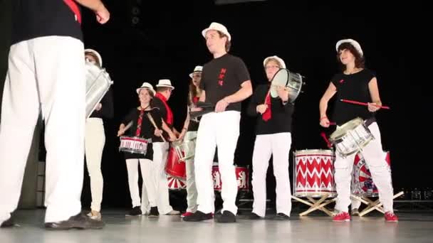 Kelompok musik dari sepuluh orang bertopi memainkan drum — Stok Video