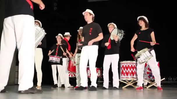 Musical group of ten people in hats play drums — Stock Video