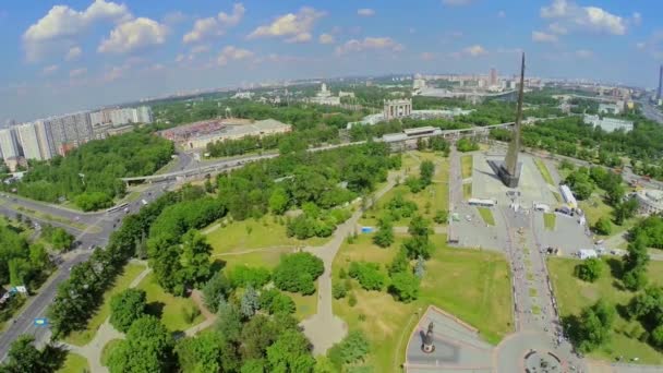 Stadtpanorama mit Obelisk-Eroberern des Weltraums — Stockvideo