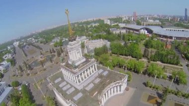 Tüm Rusya Sergi Kompleksi ve meydanı