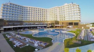 Otel Radisson Blu havuzunda Turistler