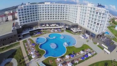 Otel Radisson Blu havuzunda Turistler